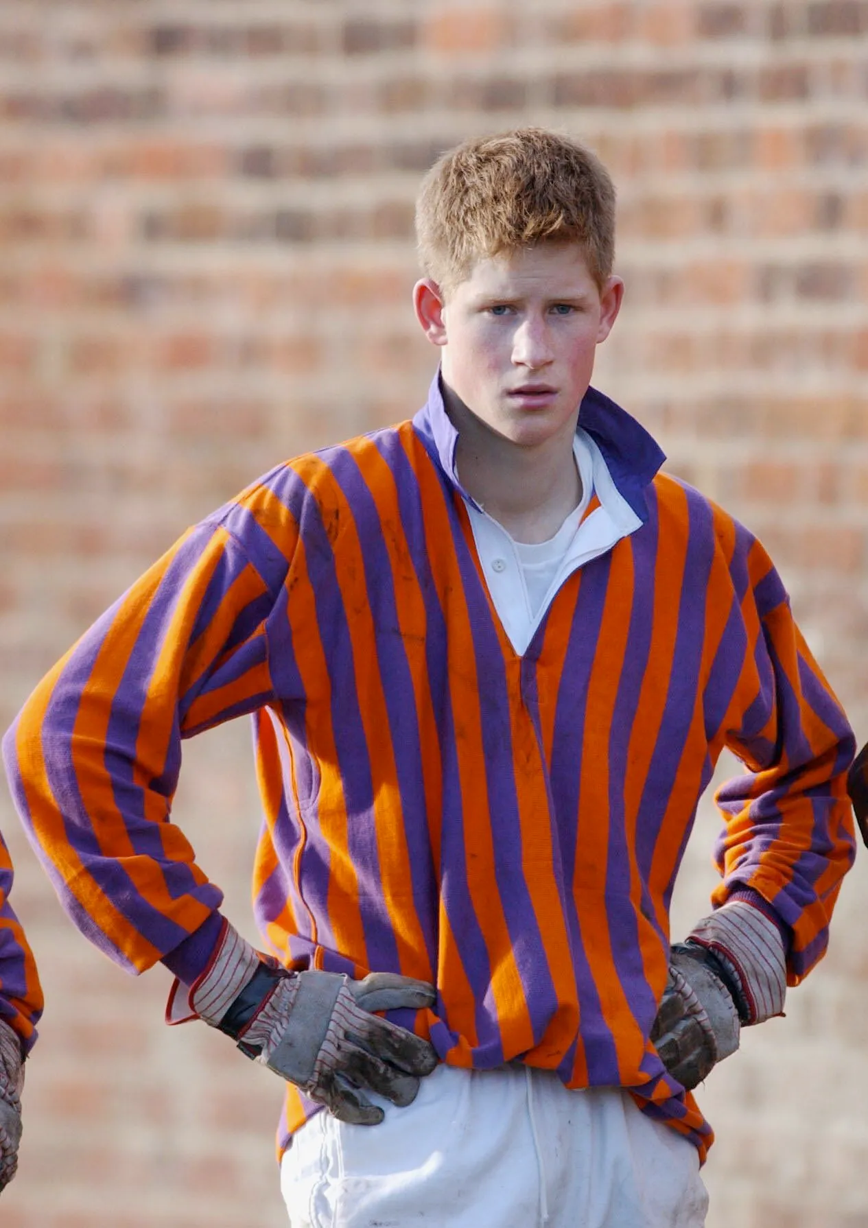 Prins Harry, klaar voor een voetbalwedstrijd op Eton College in 2001.