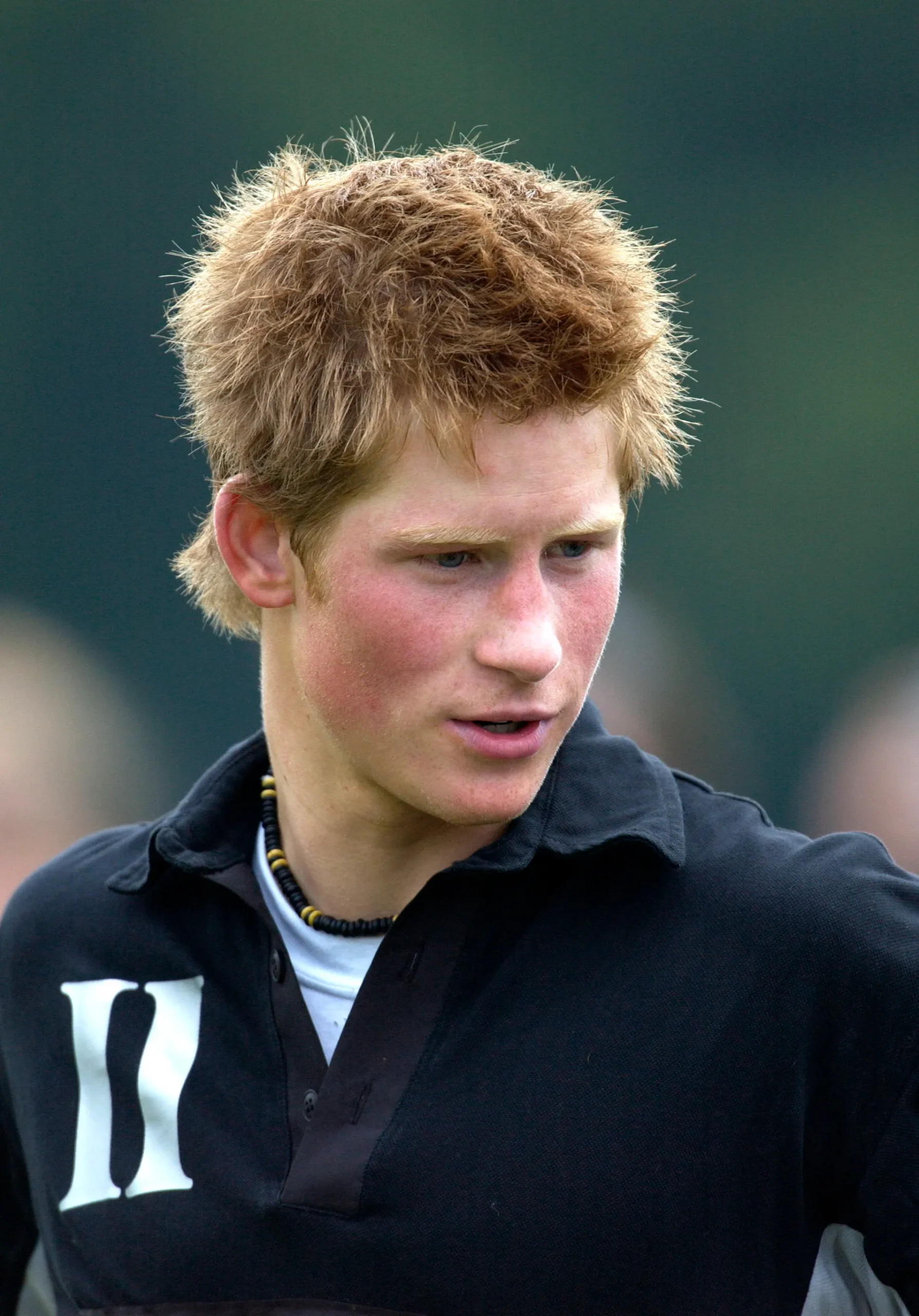 Prins Harry met een kralenketting in de Beaufort Polo Club in 2002.