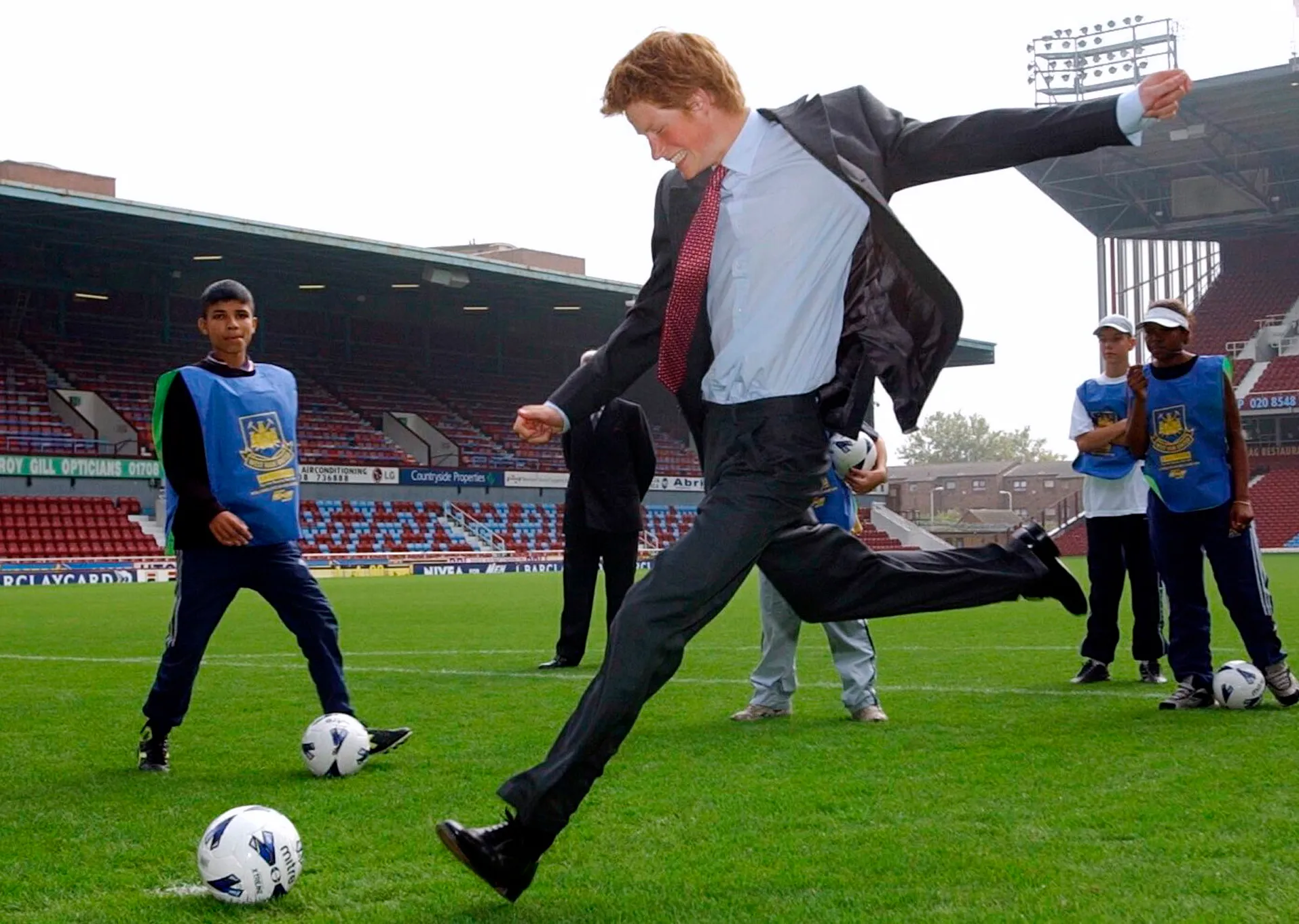 Prins Harry neemt een strafschop in het Upton Park van West Ham United, 2002.