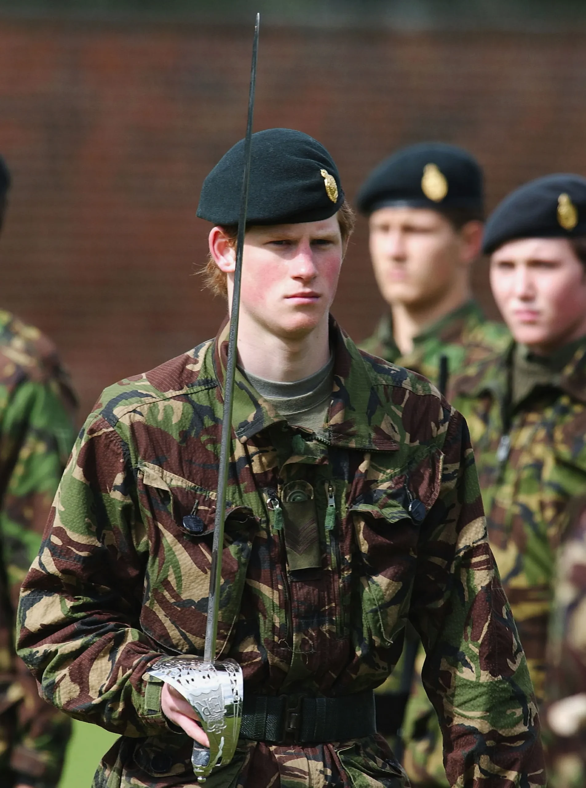Prins Harry tijdens de repetities voor de Military Tattoo op Eton College, waar hij in 2003 parade-commandant was.