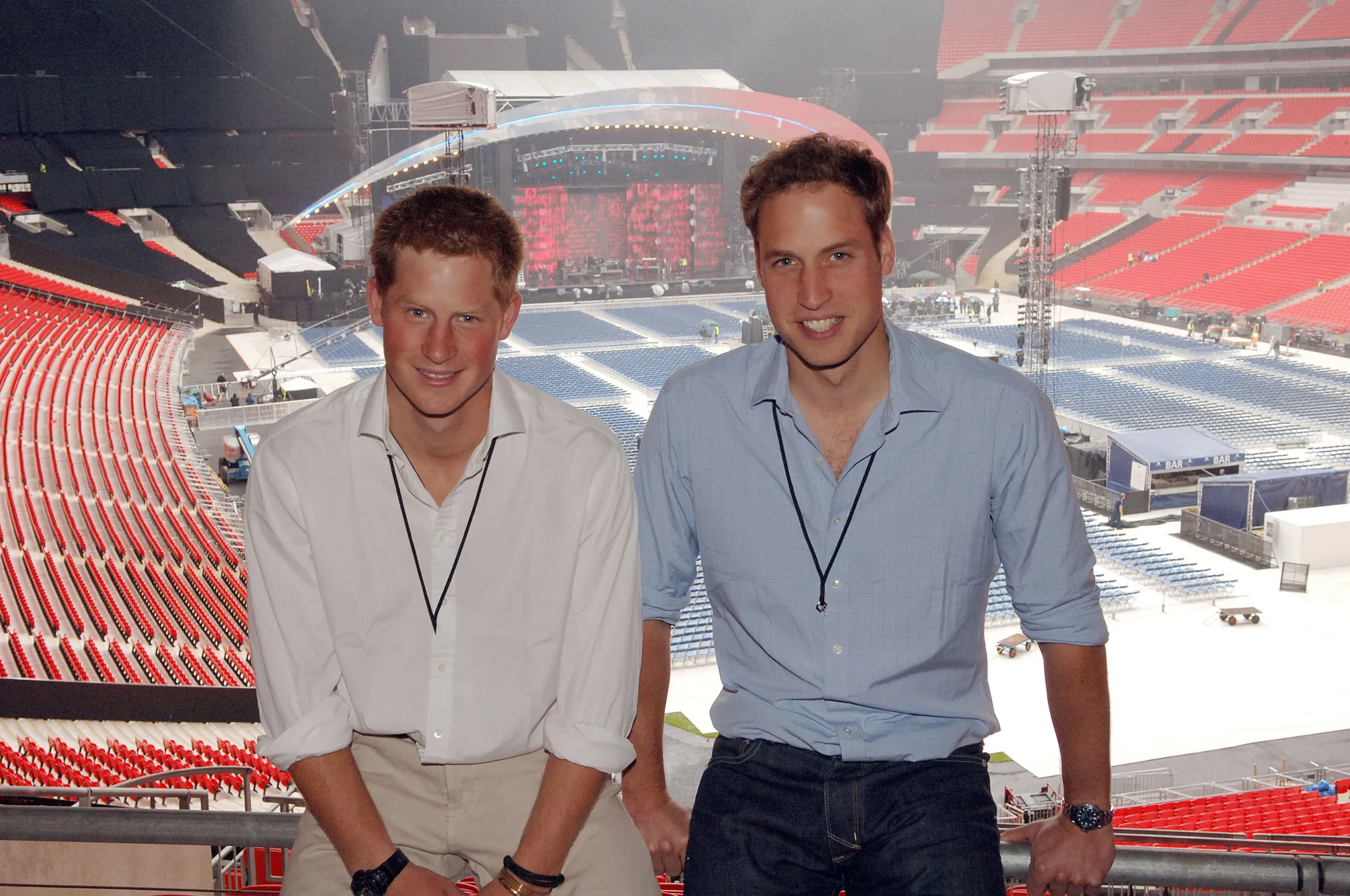 Prinsen Harry en William poseren voor een foto terwijl ze toezicht houden op de voorbereidingen voor het Concert for Diana in het Wembley Stadium in 2007.