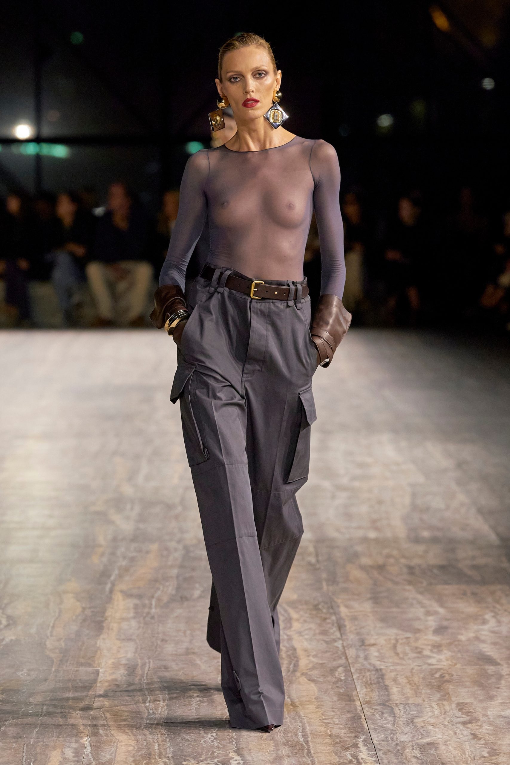 Anja Rubik op de catwalk van Saint Laurent lente/zomer 2024