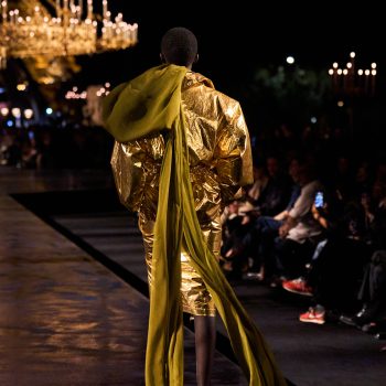 de-gouden-collectie-en-grandioze-finale-van-vaccarello-voor-saint-laurent-kan-toch-echt-maar-een-ding-betekenen-409847