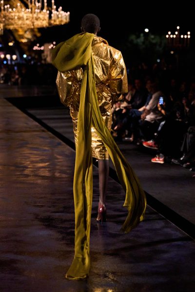 de-gouden-collectie-en-grandioze-finale-van-vaccarello-voor-saint-laurent-kan-toch-echt-maar-een-ding-betekenen-409847