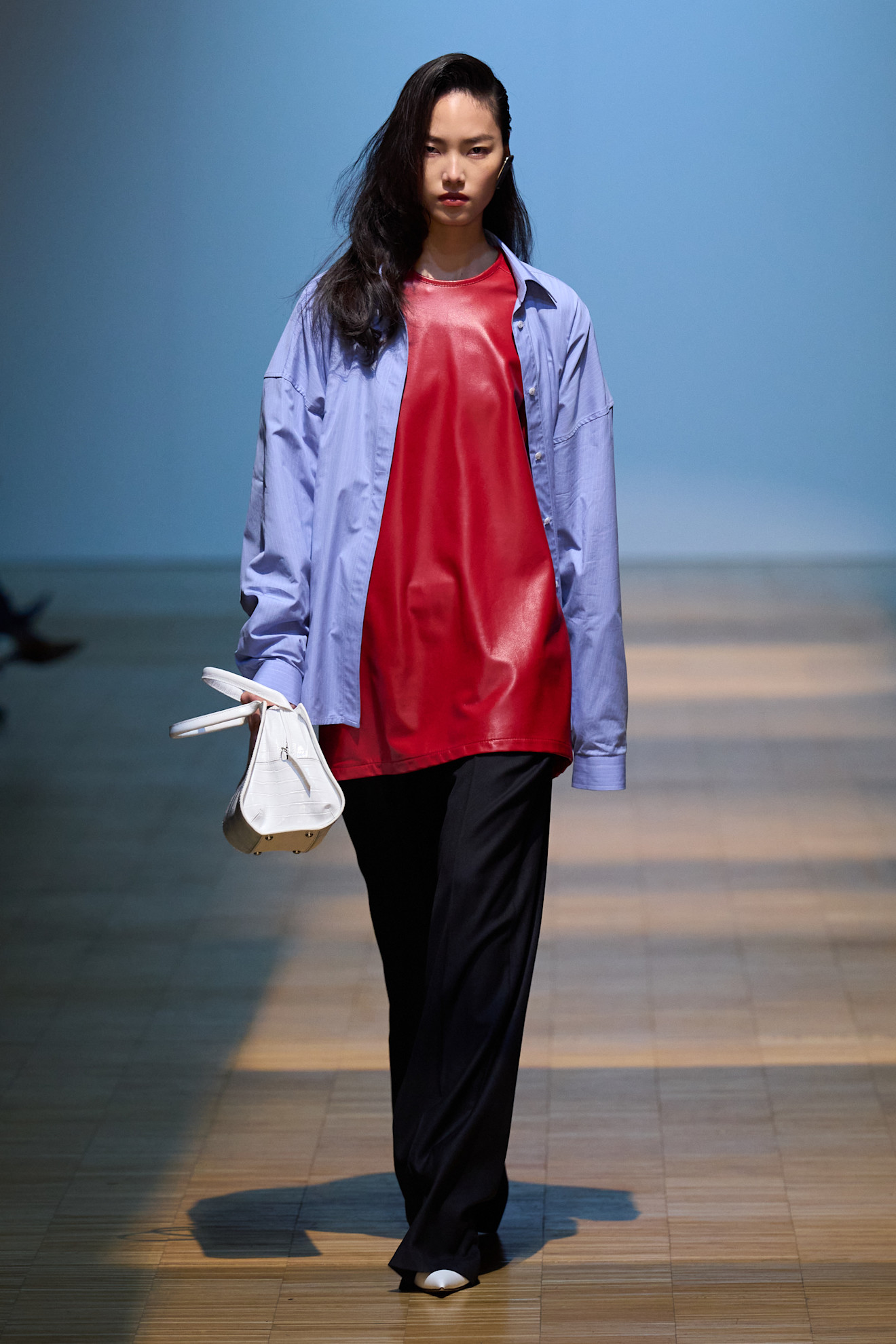Situationist herfst/winter 2026 met een blauw overhemd