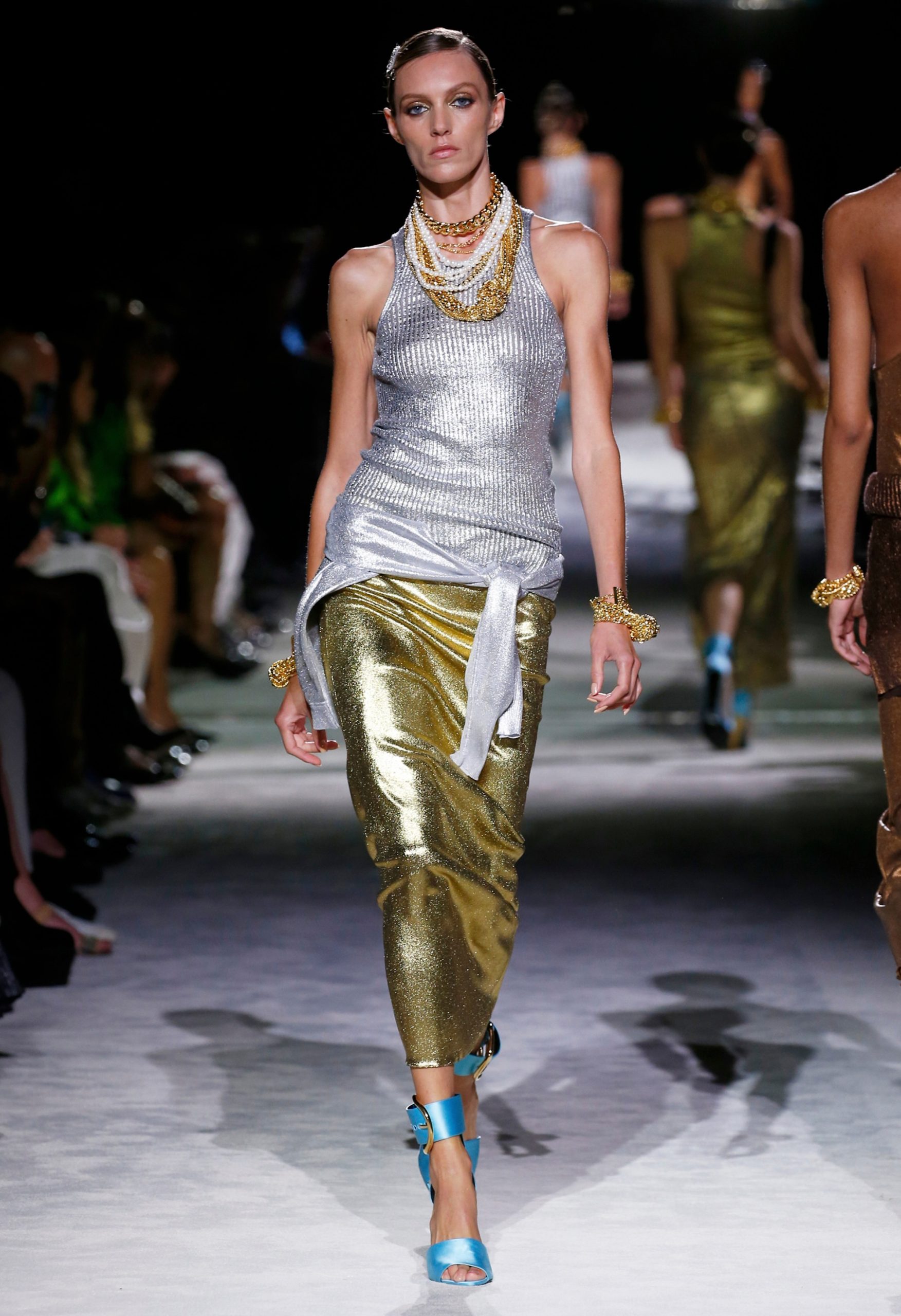 Anja Rubik op de catwalk van Tom Ford lente/zomer 2022