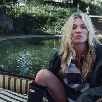 kate-moss-maakt-haar-meest-iconische-festivallook-ooit-fall-proof-409411