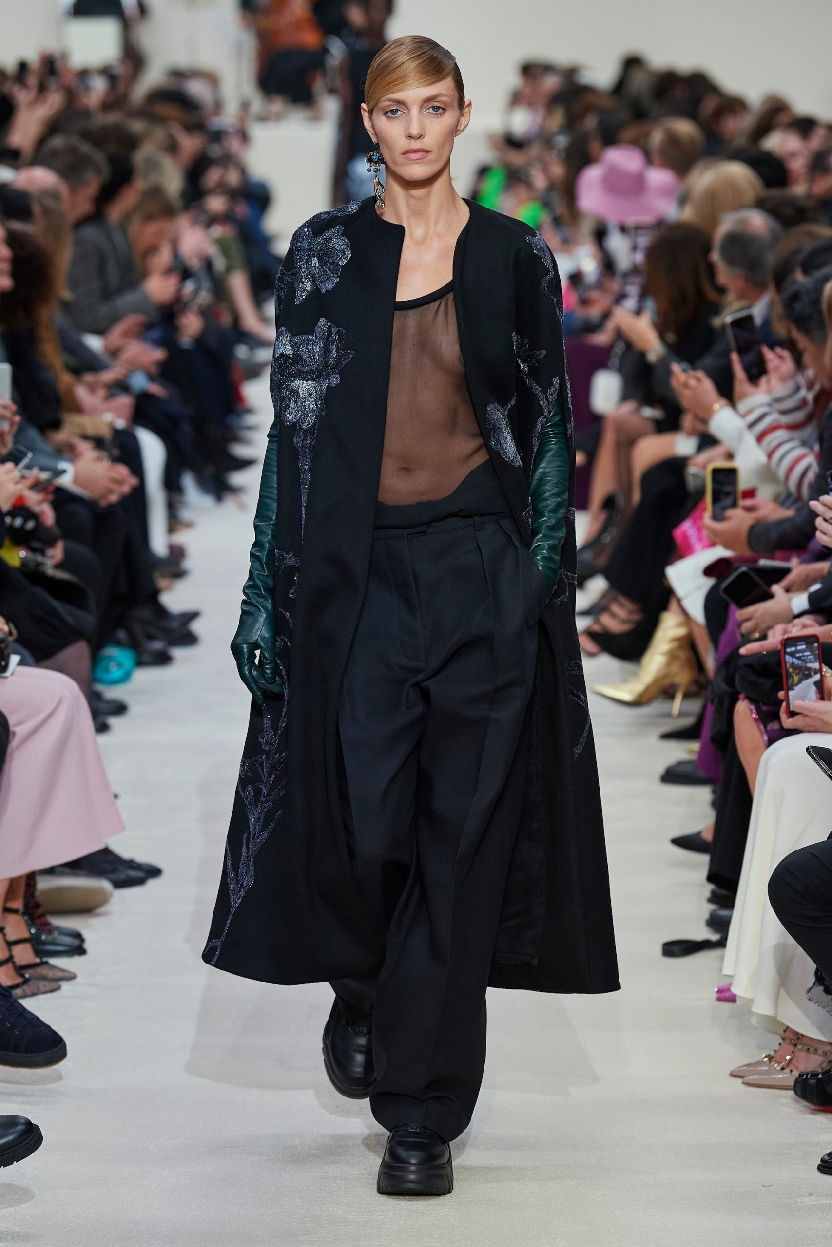 Anja Rubik op de catwalk van Valentino herfst/winter 2020