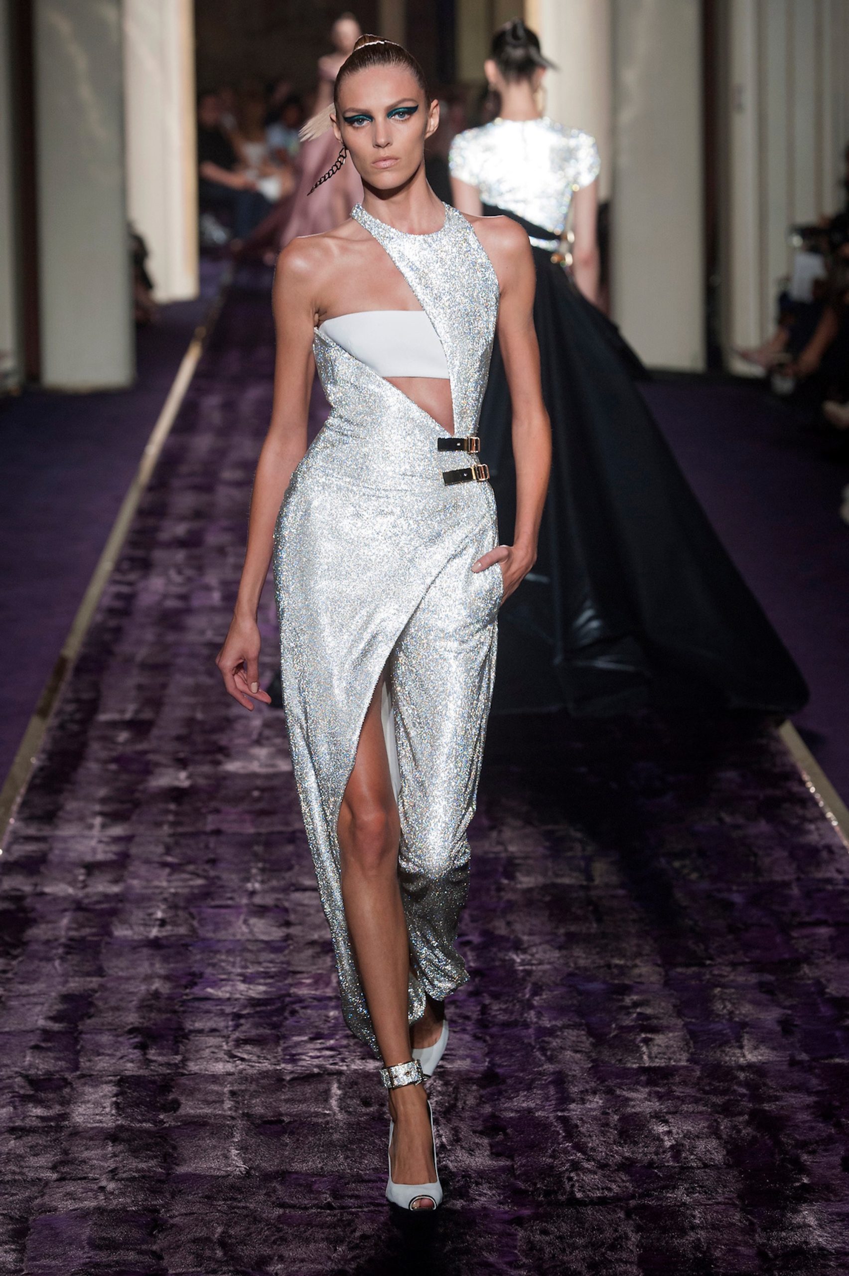 Anja Rubik op de catwalk van Atelier Versace herfst/winter 2014