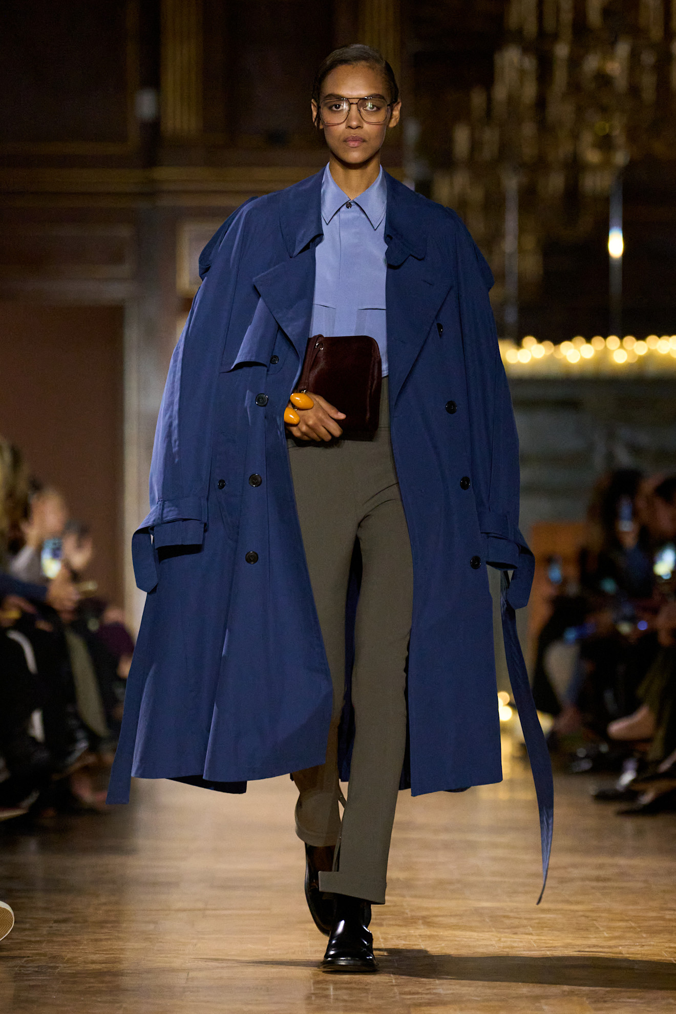 Victoria Beckham herfst/winter 2026 met een blauw overhemd