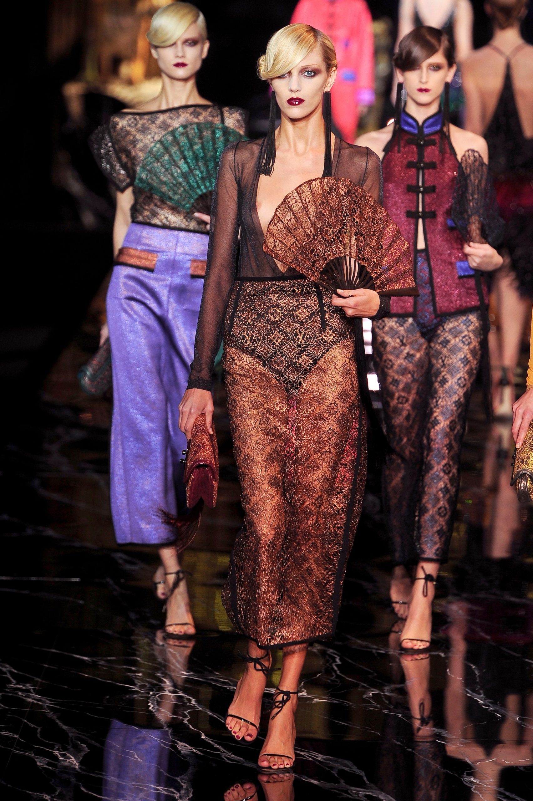 Anja Rubik op de catwalk van Louis Vuitton lente/zomer 2011