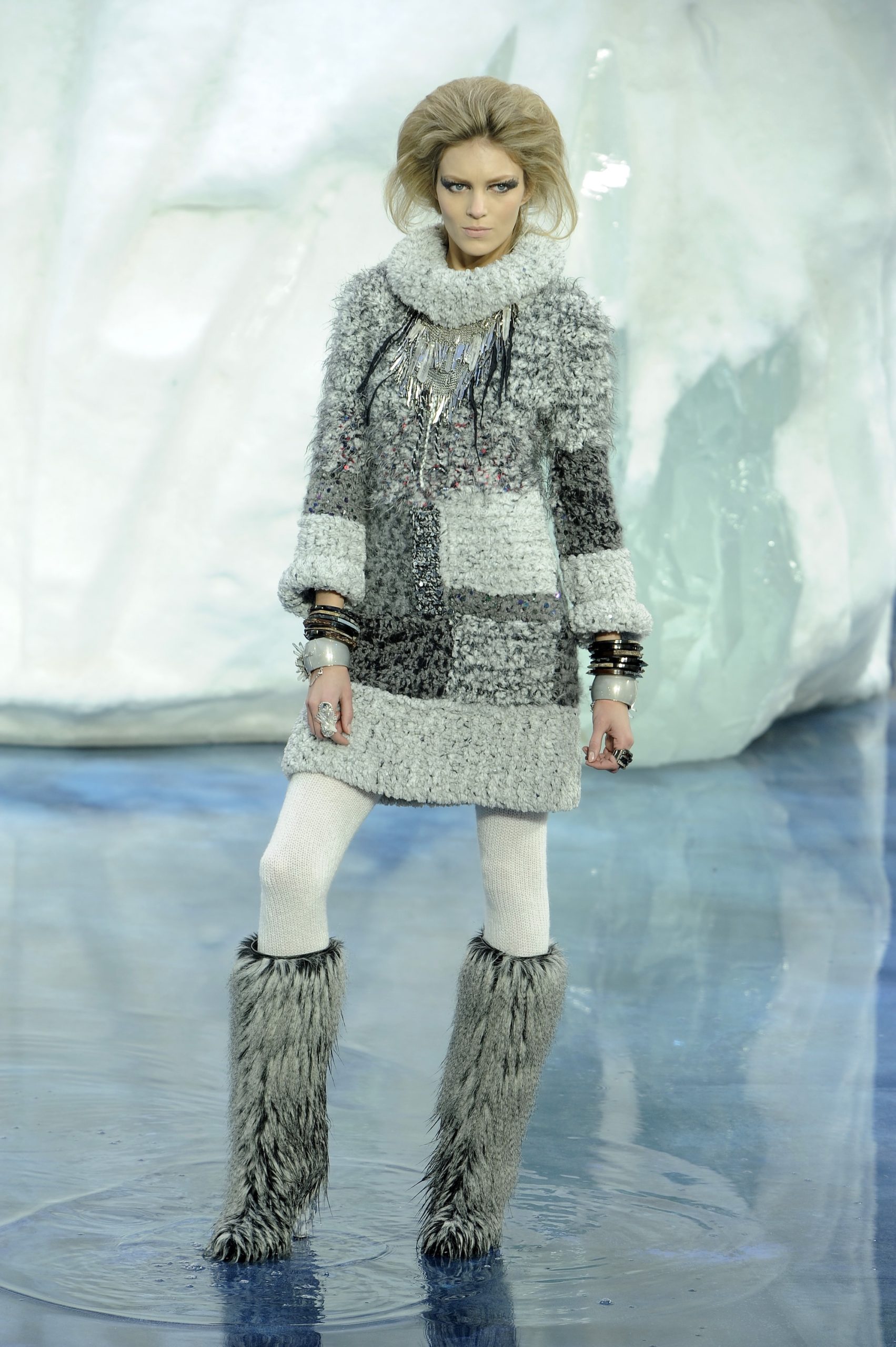 Anja Rubik op de catwalk van Chanel herfst/winter 2010