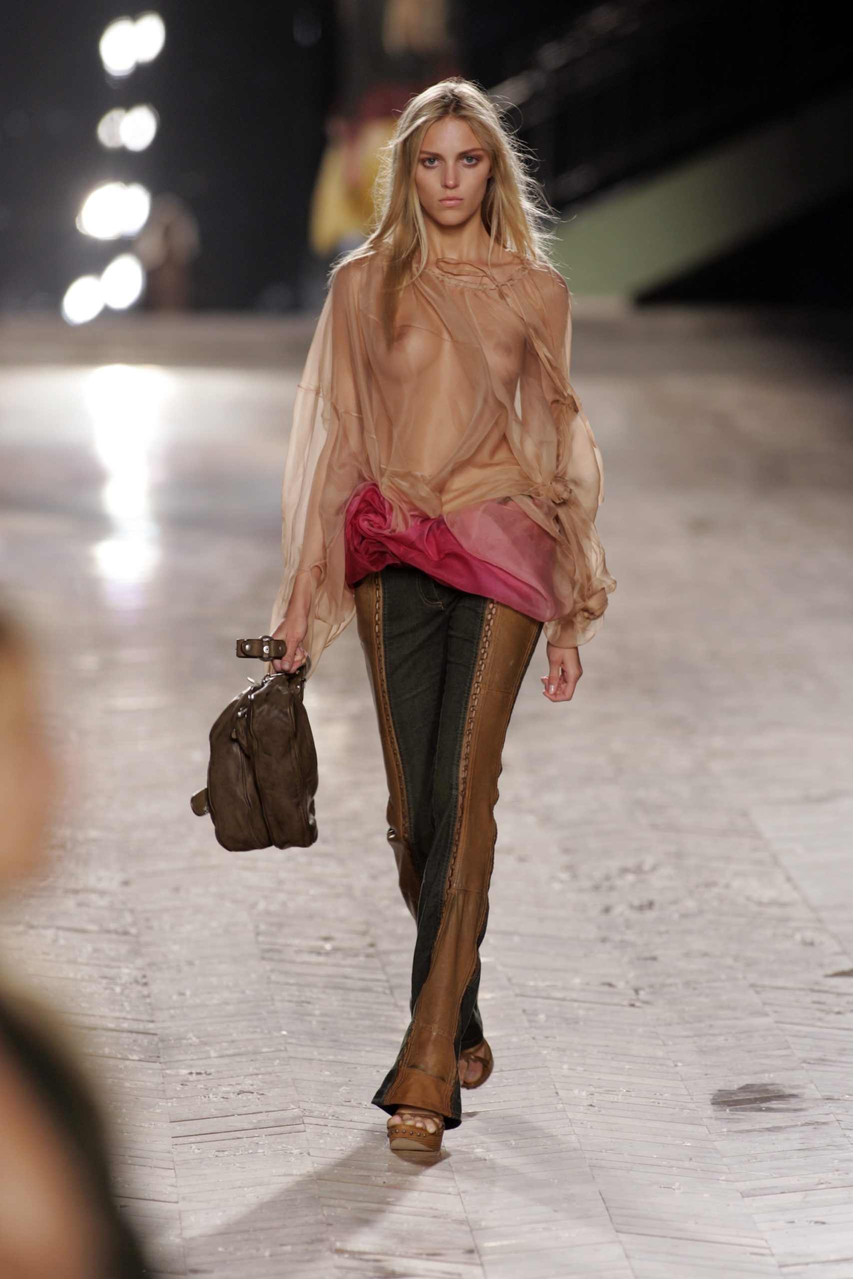 Anja Rubik op de catwalk van Dior lente/zomer 2006