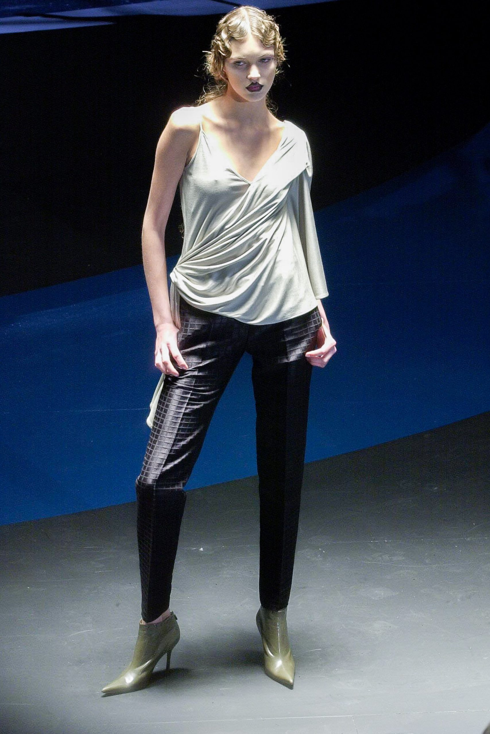 Anja Rubik op de catwalk van Alexander McQueen herfst/winter 2001