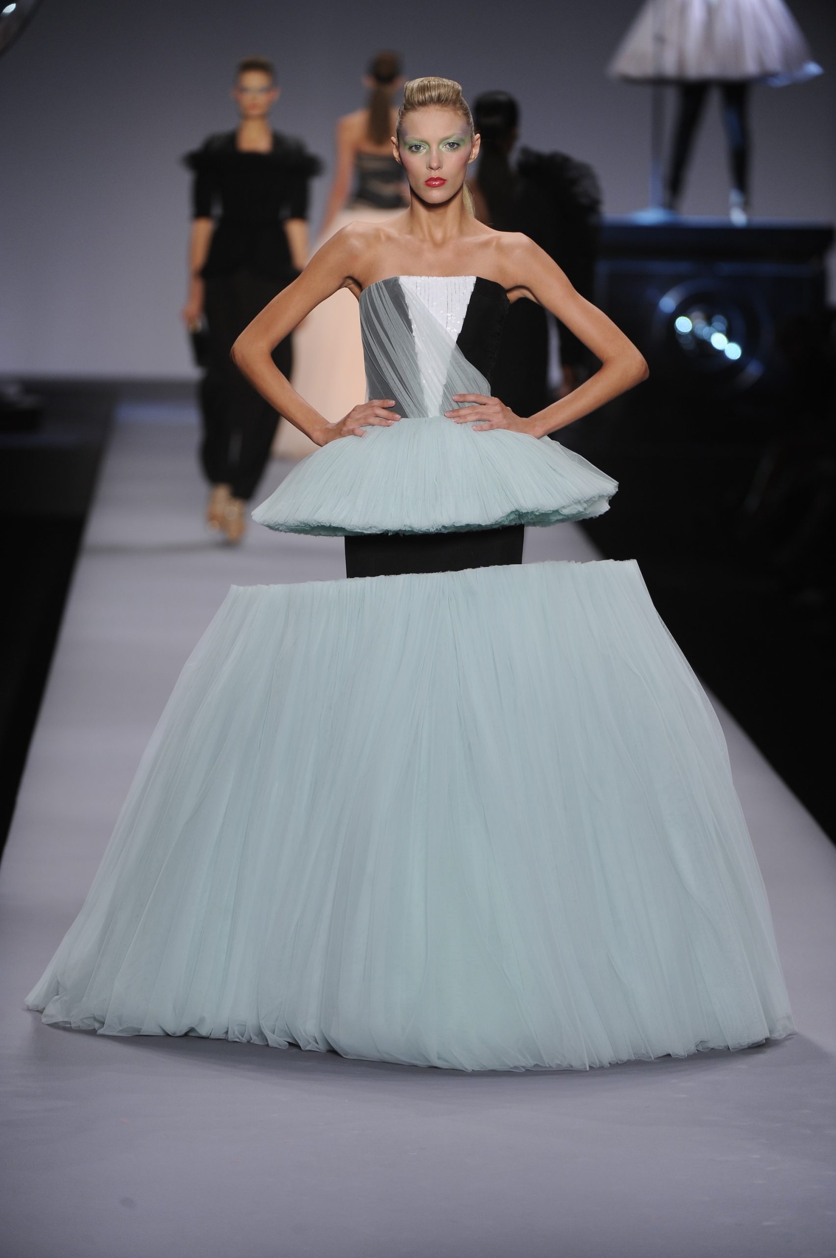 Anja Rubik op de catwalk van Viktor & Rolf lente/zomer 2010
