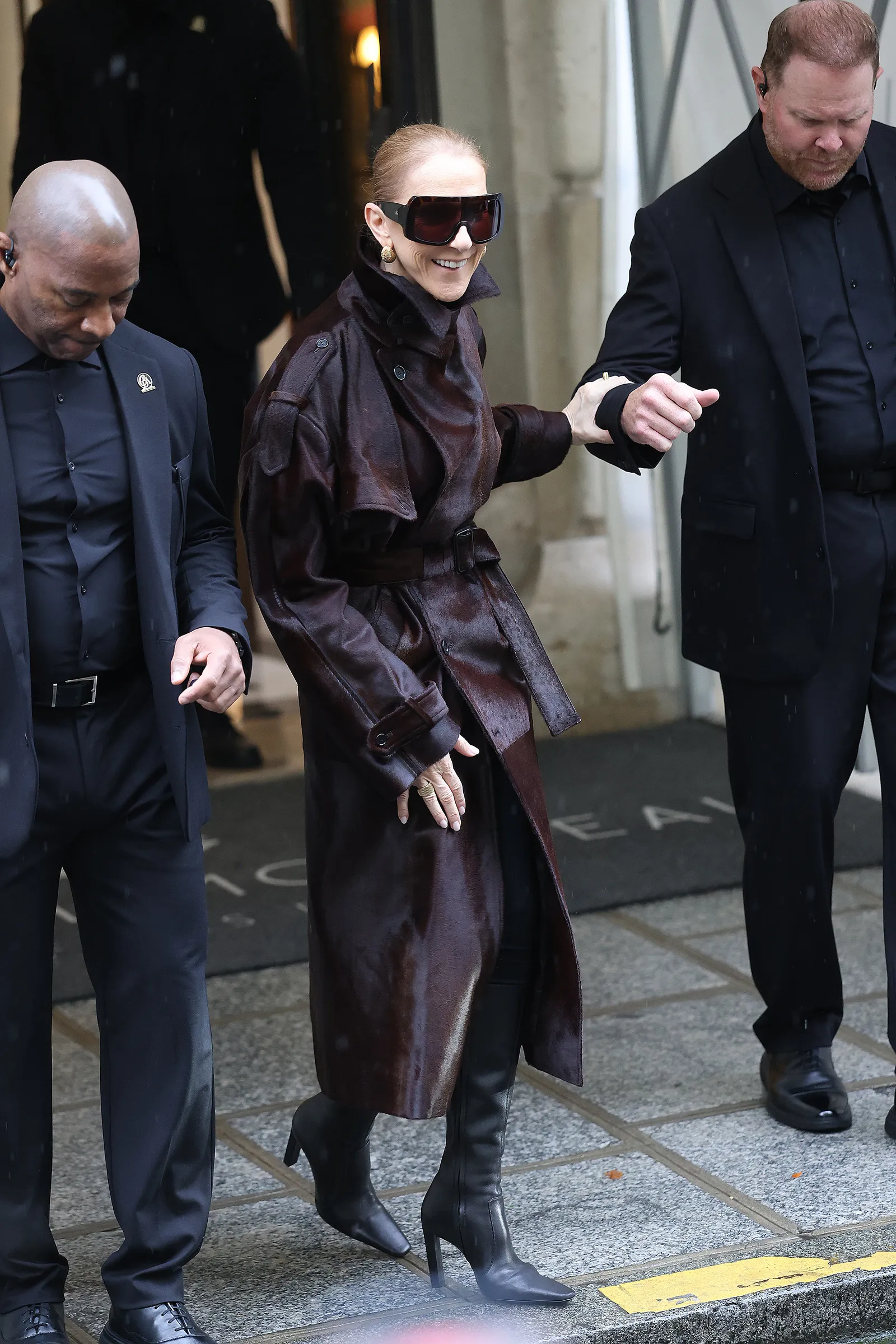 Céline Dion in een bruine trenchcoat