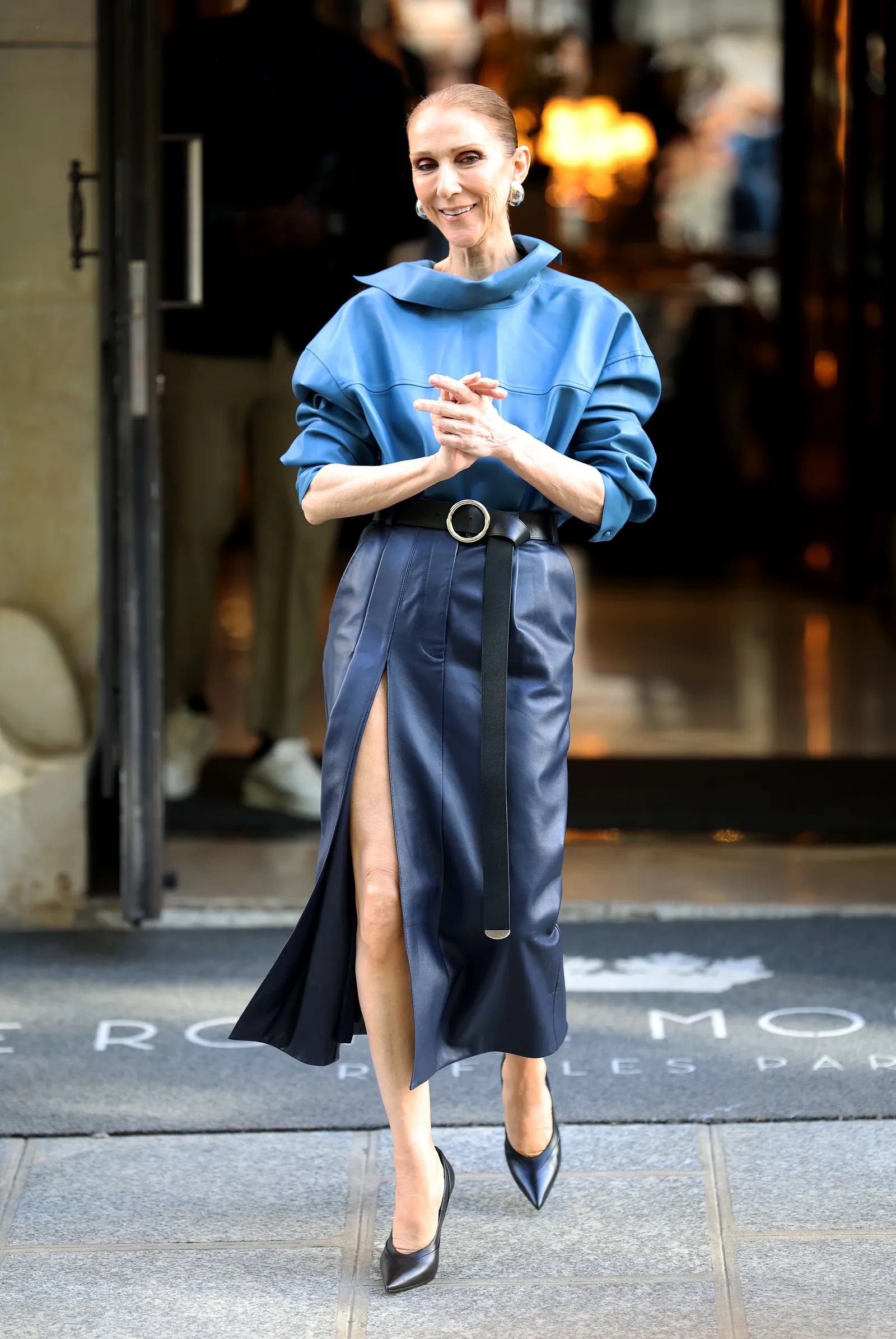Céline Dion in een blauwe leren look van Givenchy