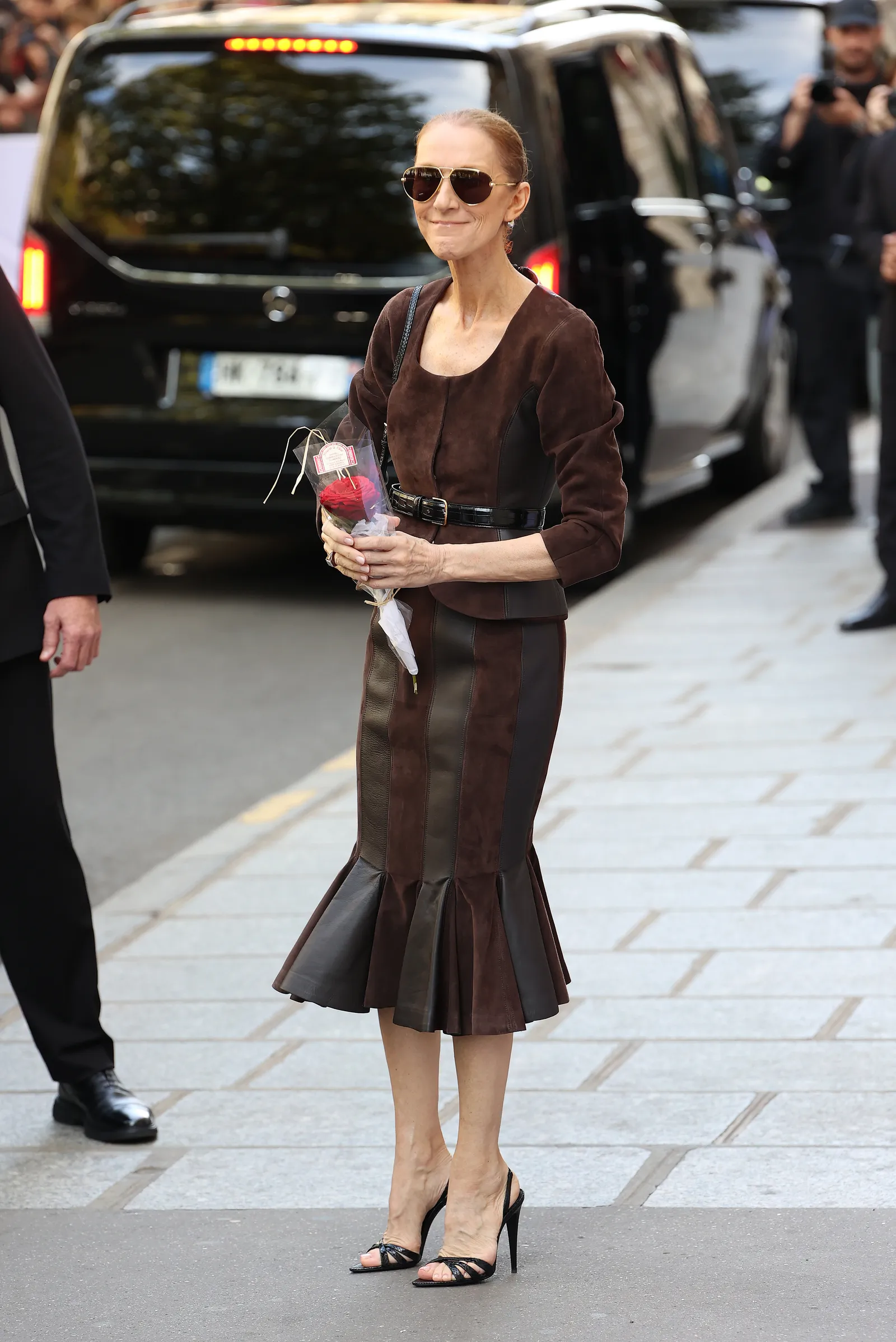 Céline Dion in een bruine look van Jacquemus