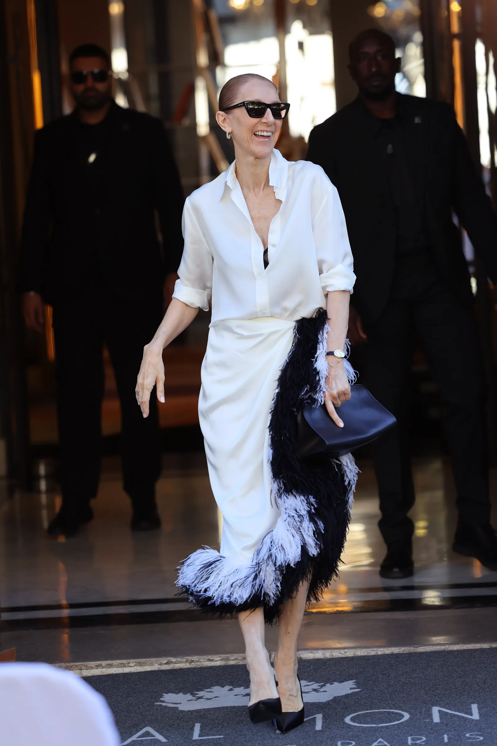 Céline Dion in een witte look met veren