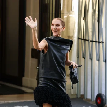 high-fashion-na-high-fashion-look-celine-dion-maakt-van-de-straten-van-parijs-haar-catwalk-405799