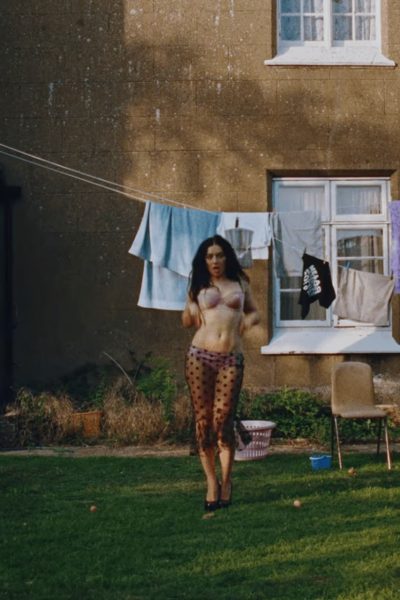 bralette-loving-millennials-maak-jullie-borst-maar-nat-want-de-gevreesde-push-upbh-komt-terug-409567