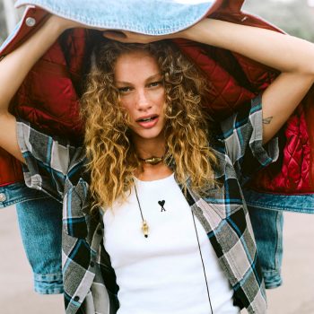 de-fall-pieces-waar-fashion-insiders-dit-najaar-naar-grijpen-voor-een-nonchalante-look-409310
