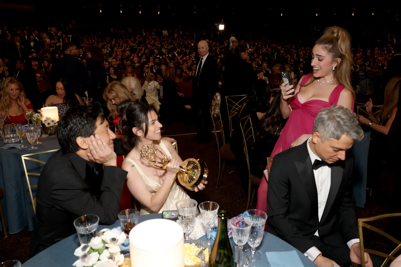 Een van de foto's binnen bij de Emmy Awards 2026