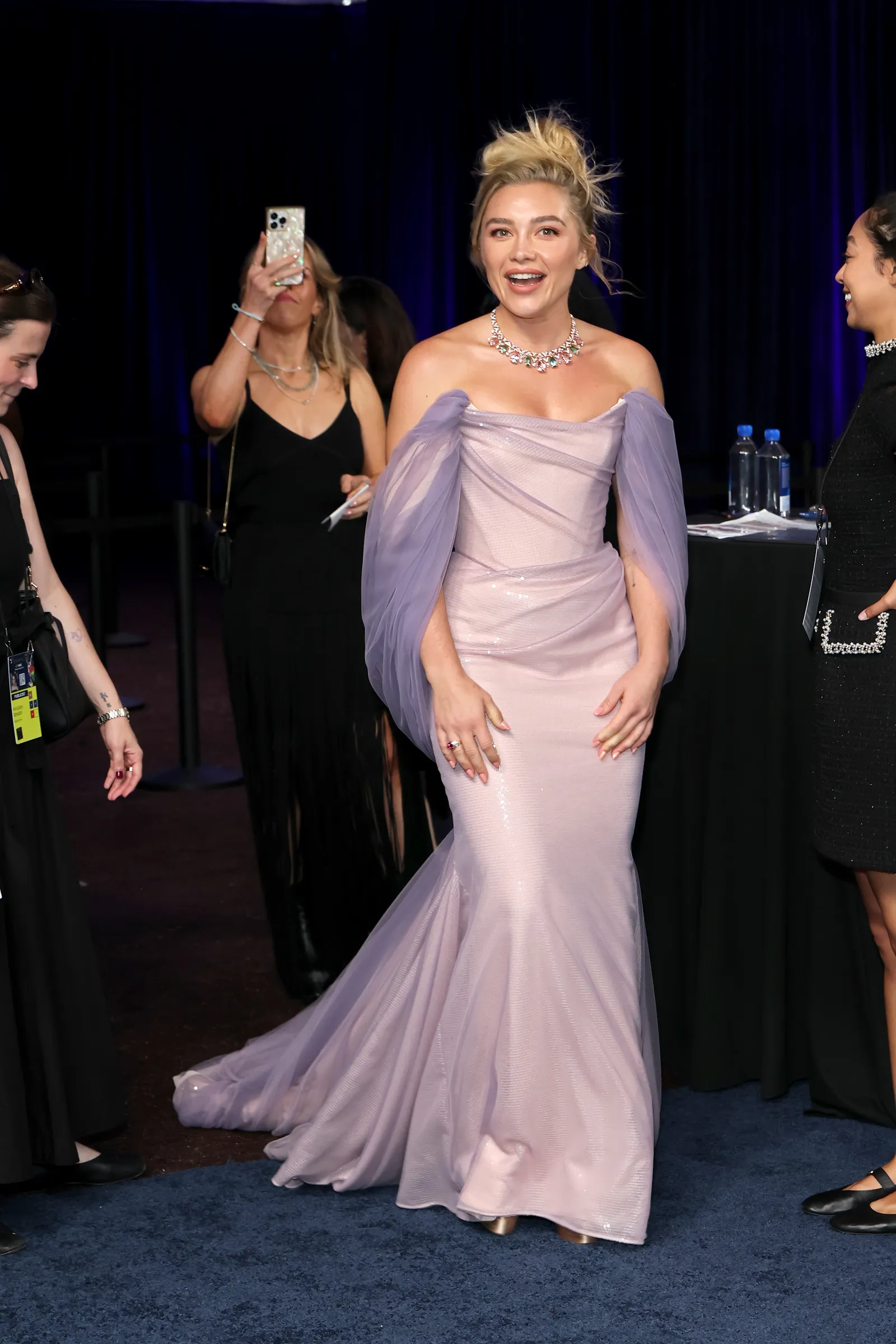 Een van de foto's binnen bij de Emmy Awards 2026