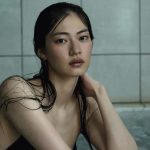 Een model met nat haar, ter illustratie bij een artikel over je gezicht onderdompelen in ijswater