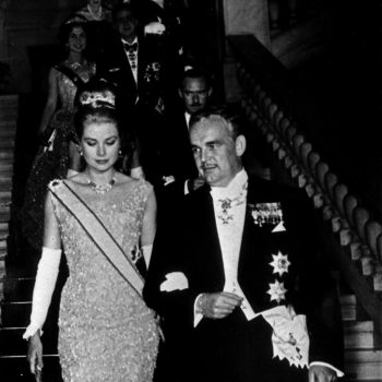 pov-je-oma-is-grace-kelly-en-je-leent-casually-een-iconische-givenchy-jurk-uit-haar-archief-408620