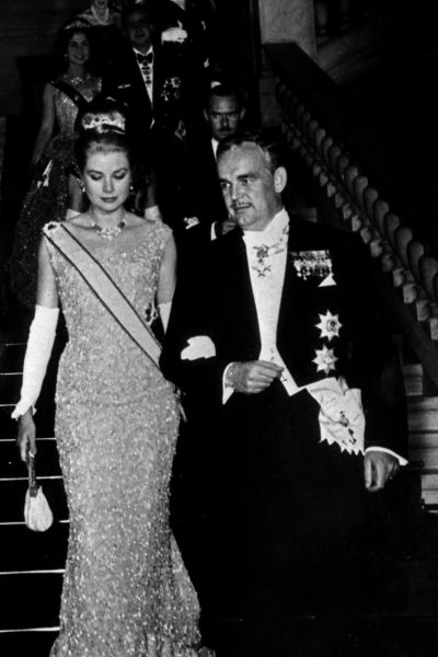 pov-je-oma-is-grace-kelly-en-je-leent-casually-een-iconische-givenchy-jurk-uit-haar-archief-408620
