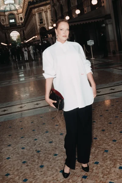 na-haar-grote-vogue-comeback-is-karen-mulder-voor-het-eerst-bij-vogue-world-in-milaan-408829