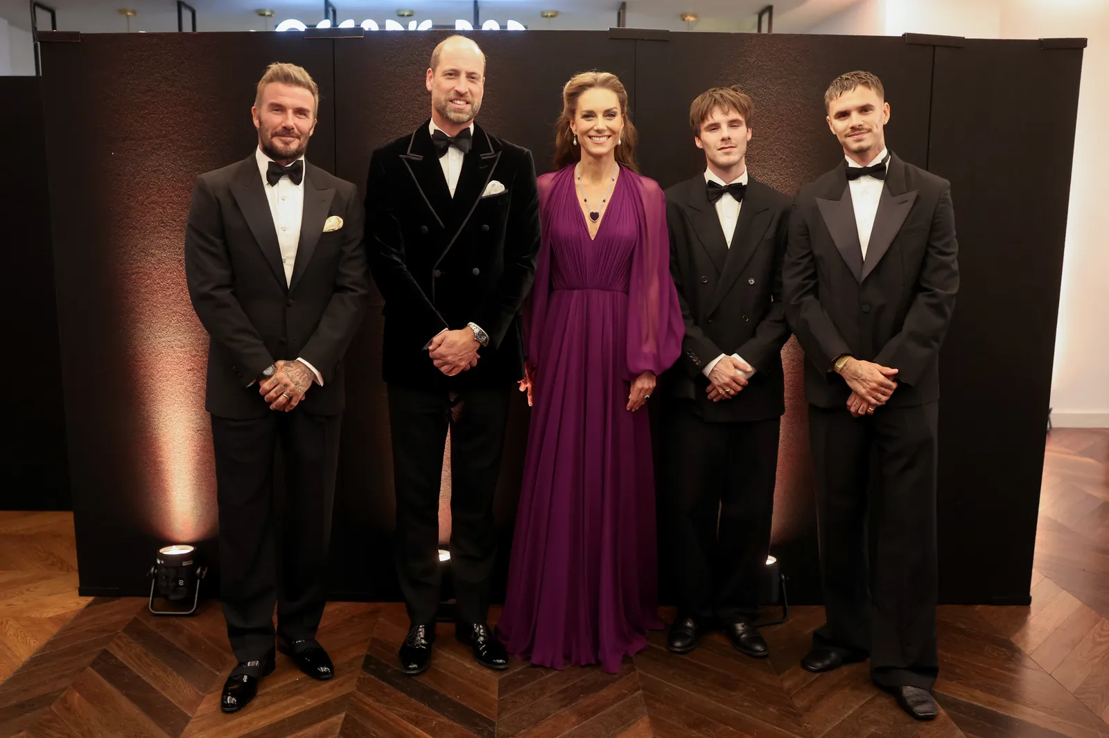 Kate Middleton en prins William poseren met Tom Cruise en de Beckhams