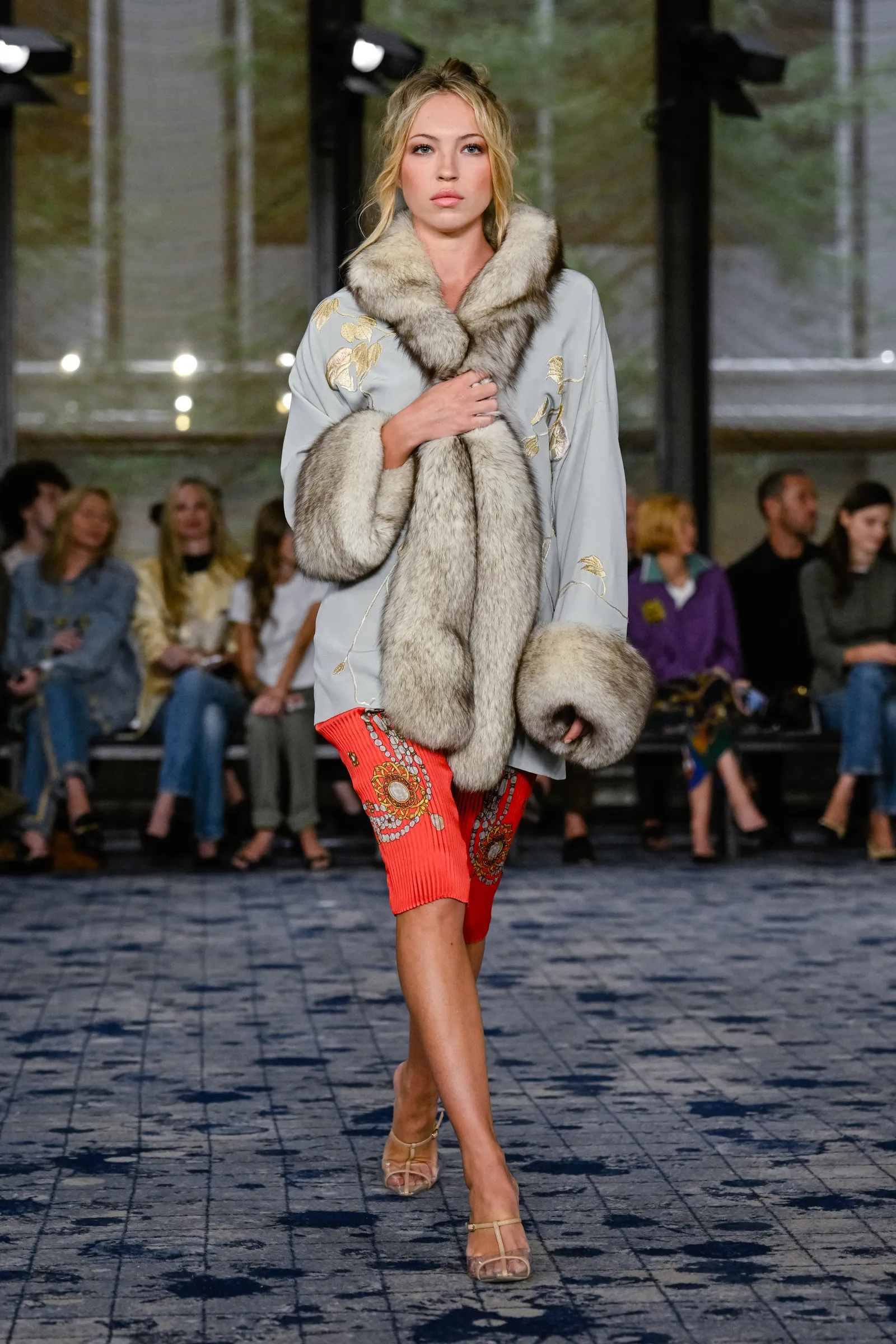 Lila Moss tijdens de show van Conner Ives lente/zomer 2027