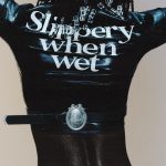 Een model met de tekst 'Slippery when wet' op de rug