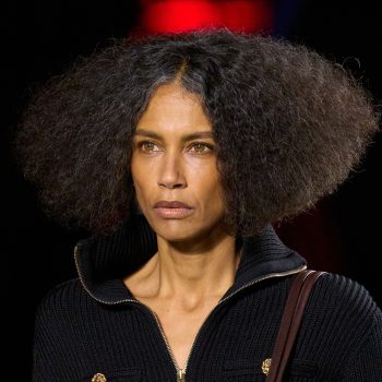 oudere-modellen-zijn-ineens-overal-wordt-de-modewereld-eindelijk-age-inclusive-407903