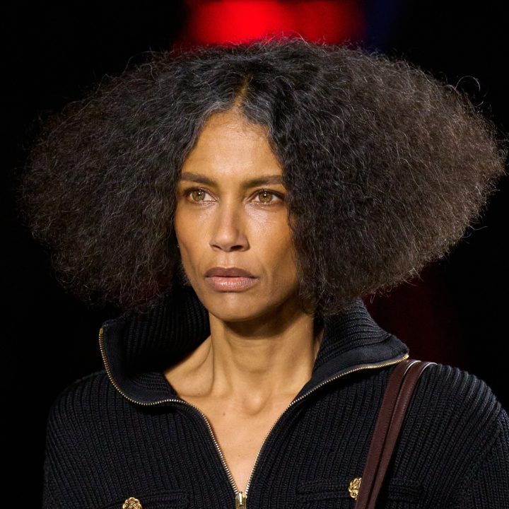 oudere-modellen-zijn-ineens-overal-wordt-de-modewereld-eindelijk-age-inclusive-407903
