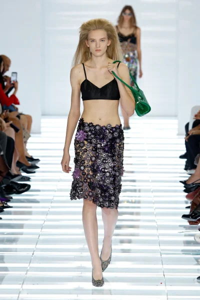 pradas-lente-zomer-2027-collectie-was-een-masterclass-in-de-morning-afterlook-409167