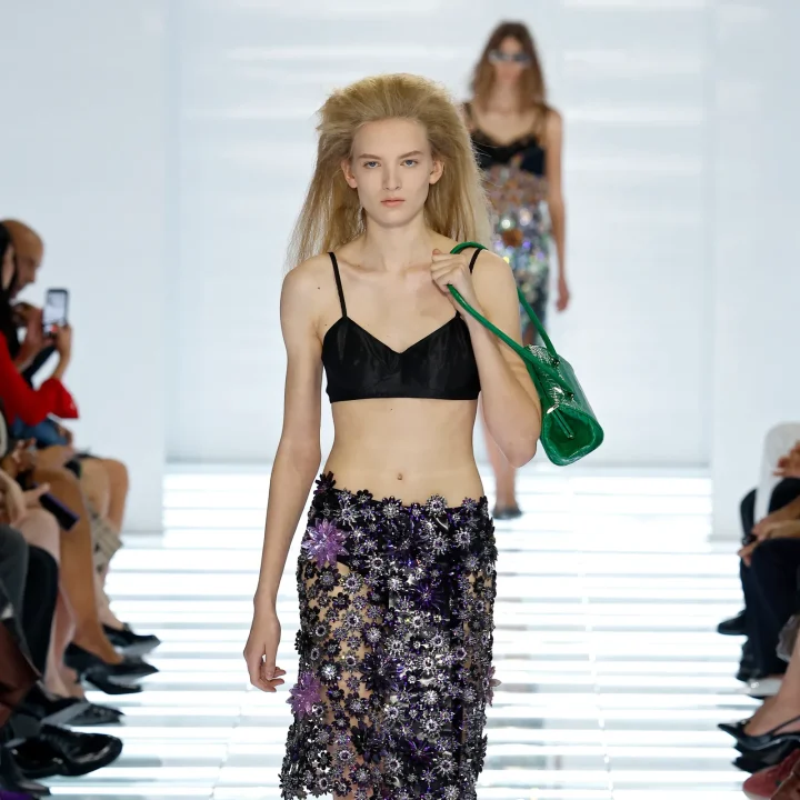 pradas-lente-zomer-2027-collectie-was-een-masterclass-in-de-morning-afterlook-409167