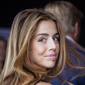 de-fashion-game-van-prinses-alexia-een-stijlanalyse-van-haar-garderobe-vol-boots-en-awkward-zoomlengtes-409915