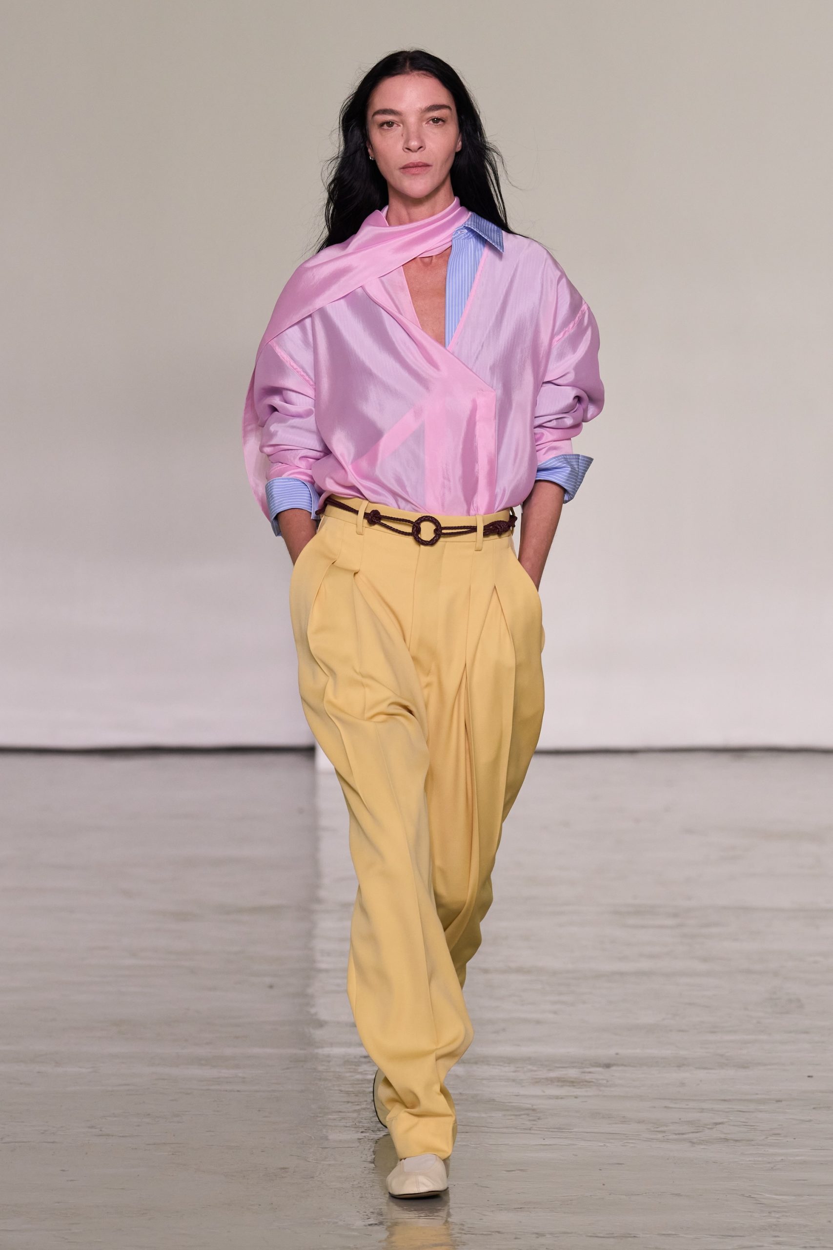Mariacarla Boscono draagt roze en geel op de catwalk van Bottega Veneta lente/zomer 2027