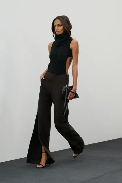met-een-stijging-van-109-procent-in-zoekvolume-is-deze-broek-de-reigning-champ-van-het-back-to-school-seizoen-405812