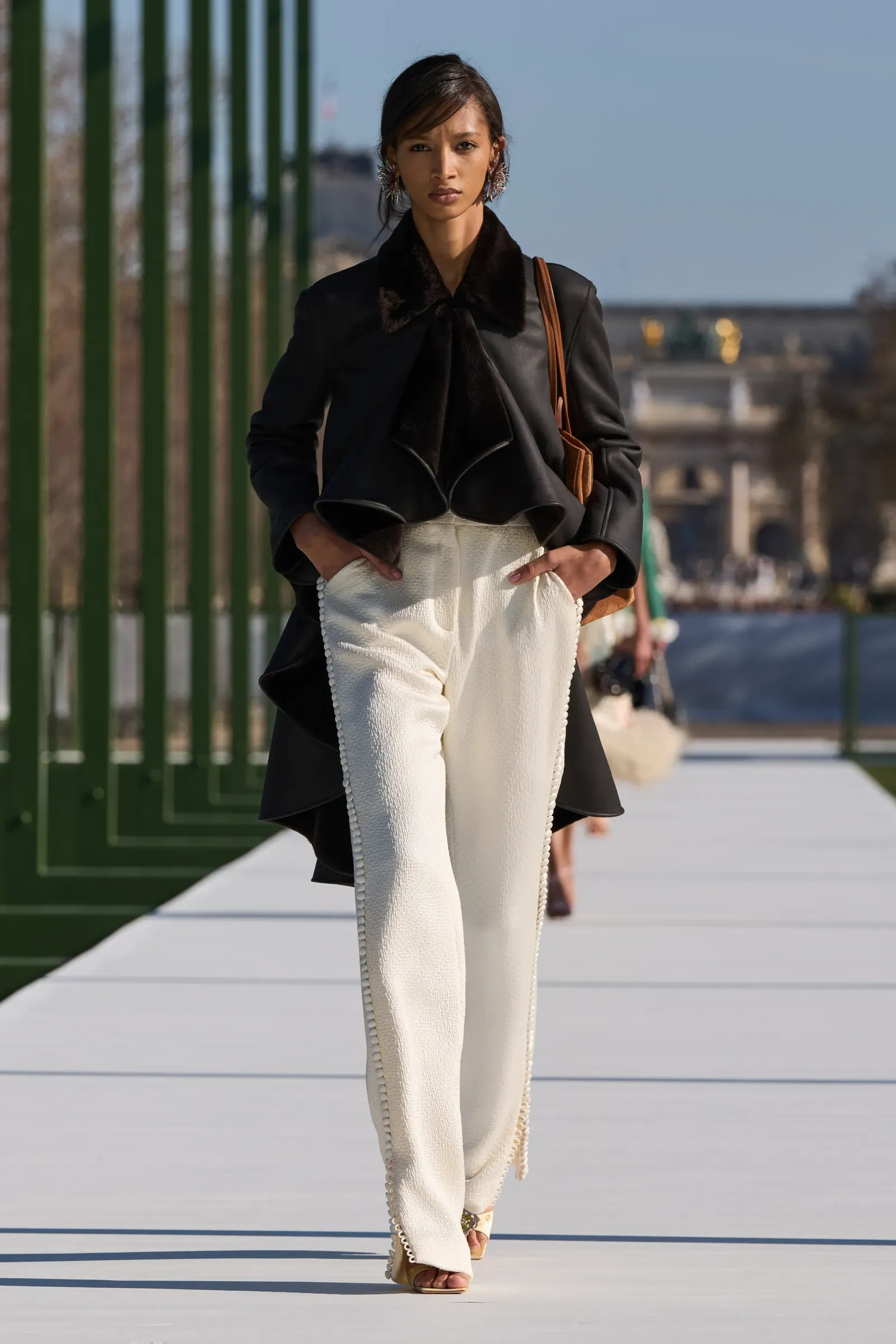 De broek met split op de runway van Dior.
