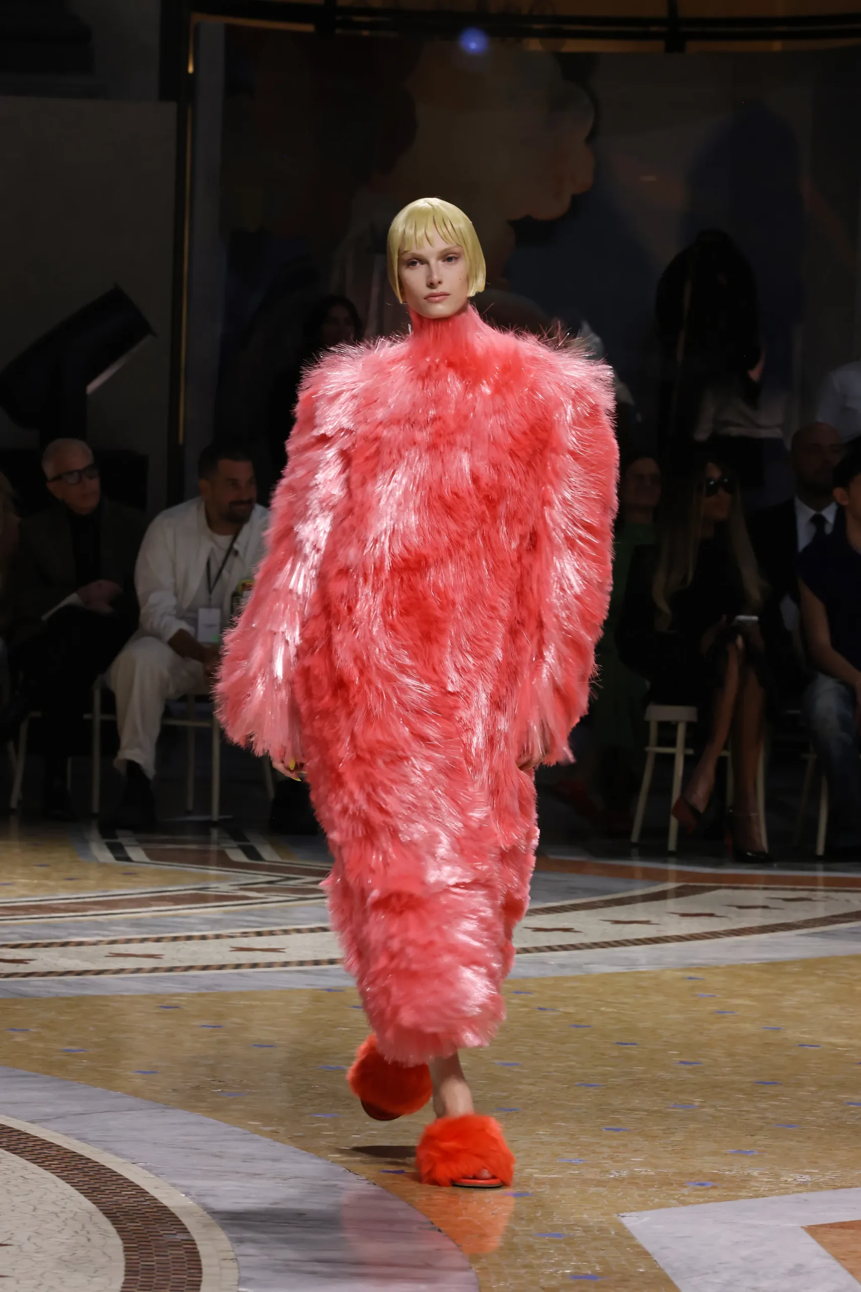Alex Consani op de catwalk van Vogue World 2026: Milano