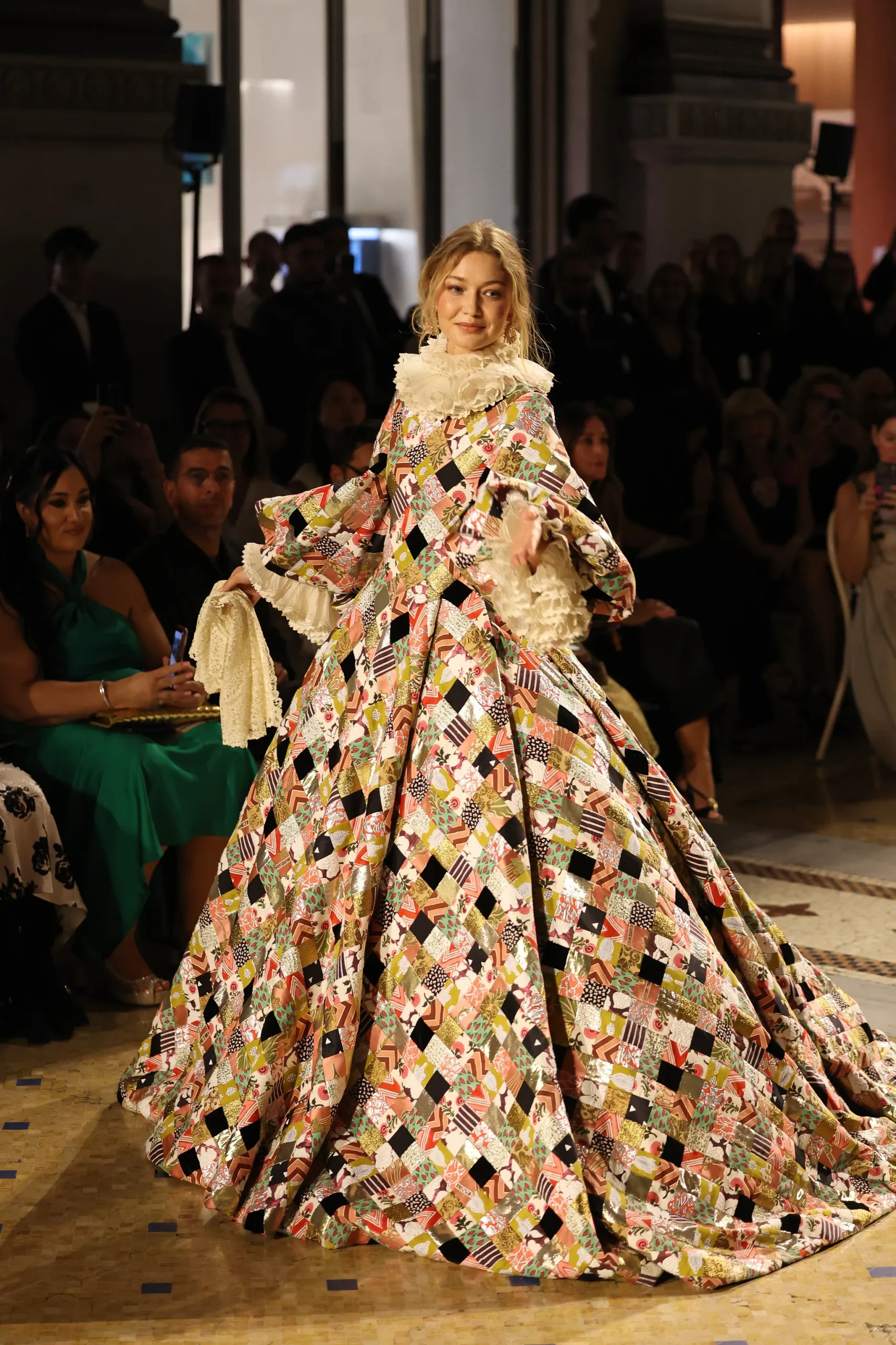 Gigi Hadid op de catwalk van Vogue World 2026: Milano