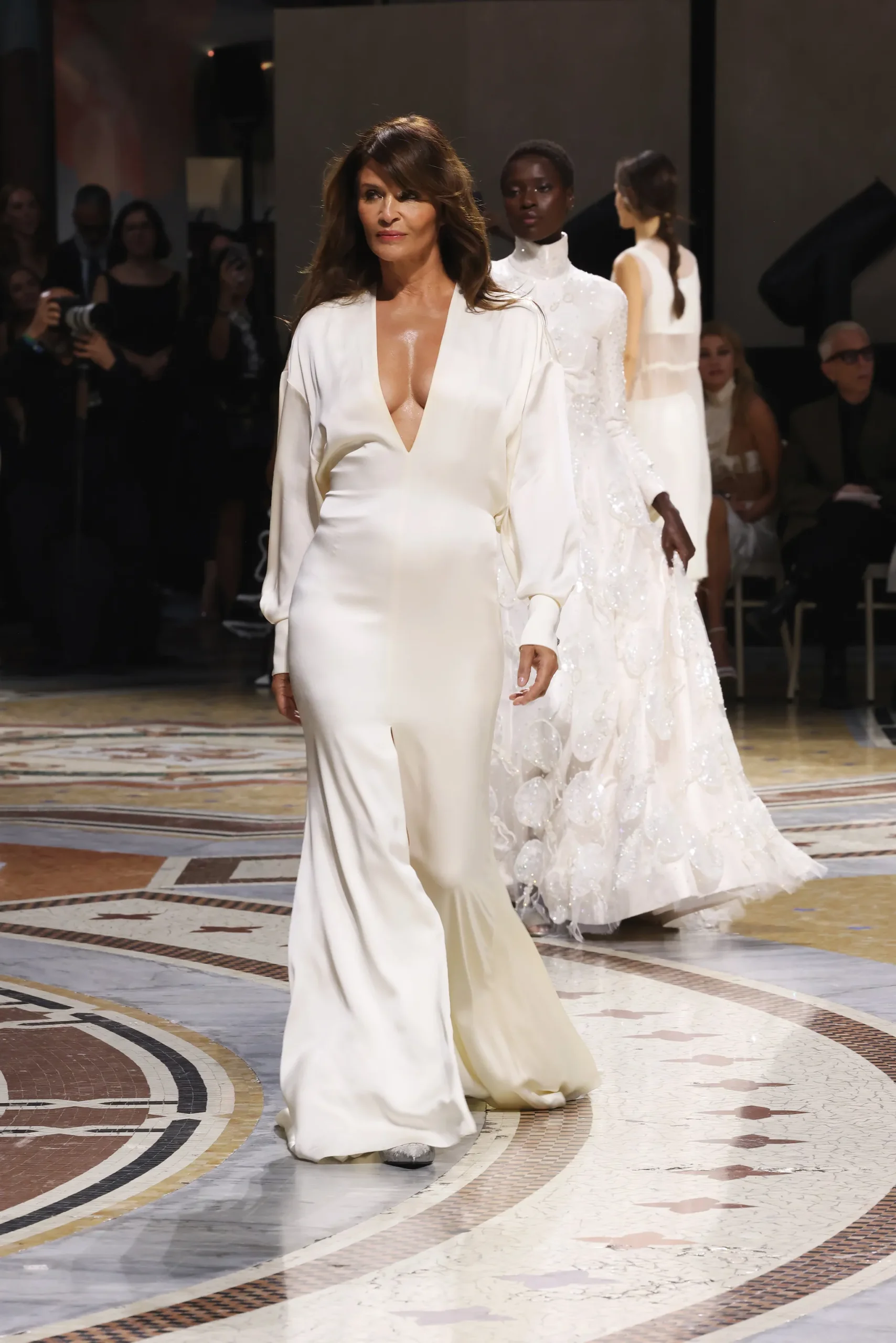 Helena Christensen op de catwalk van Vogue World 2026: Milano