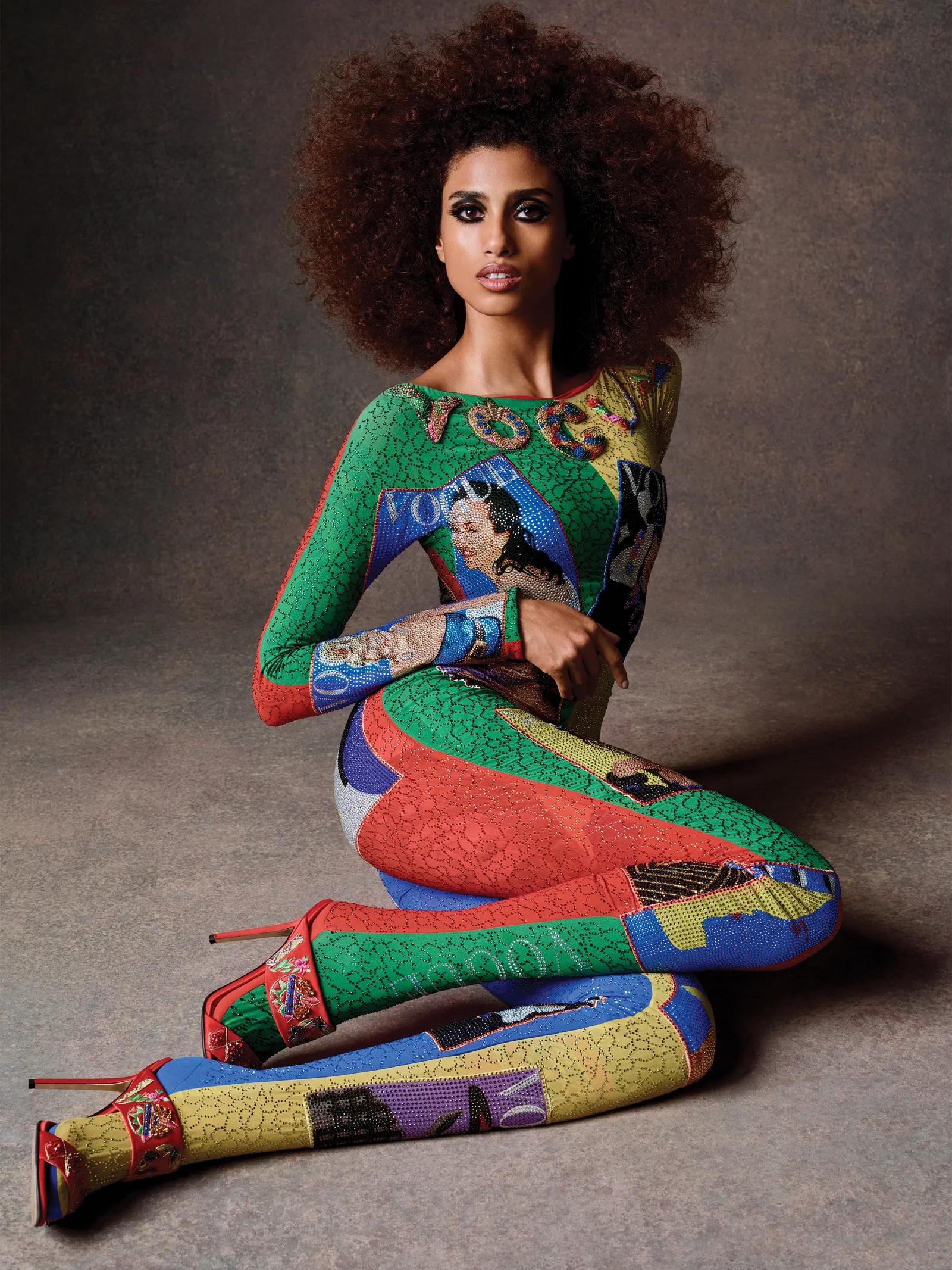 Imaan Hammam in een Versace-catsuit. 
