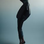 Anja Rubik in een leren jas, ter illustratie bij een artikel over pop-ups in Amsterdam