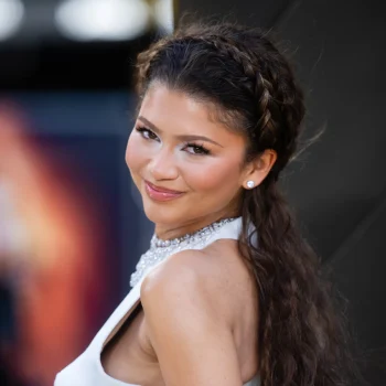surprise-zendaya-verruilt-haar-goddess-waves-voor-dit-ultrakorte-kapsel-408295