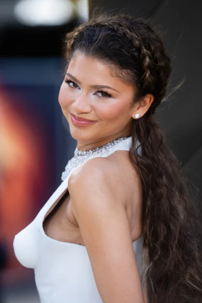 surprise-zendaya-verruilt-haar-goddess-waves-voor-dit-ultrakorte-kapsel-408295